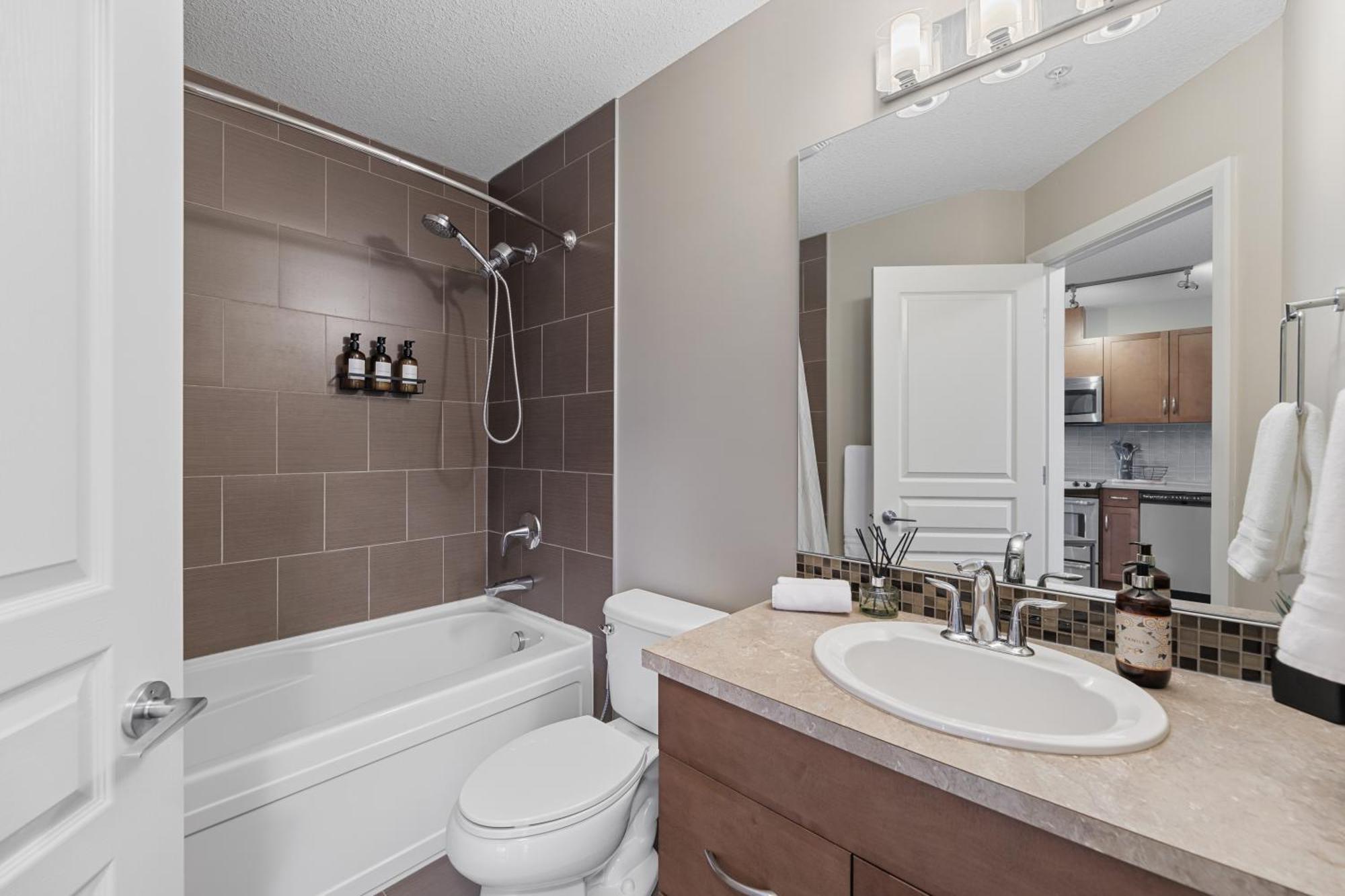 Heart Of Downtown Calgary Spacious Luxury Condo With Stunning Views And Premium Amenities المظهر الخارجي الصورة
