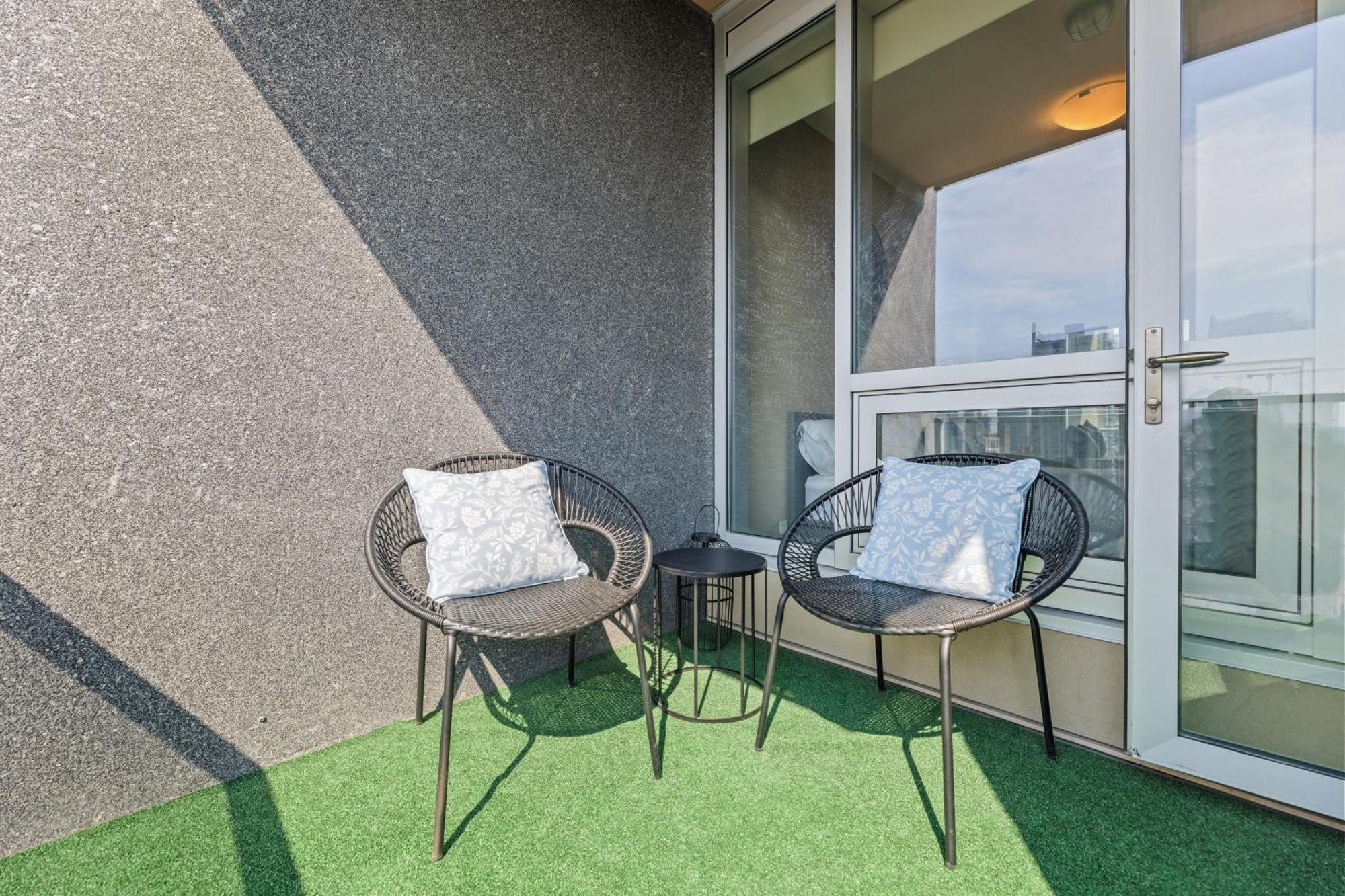Heart Of Downtown Calgary Spacious Luxury Condo With Stunning Views And Premium Amenities المظهر الخارجي الصورة